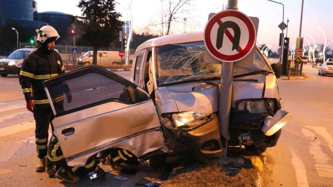 Edirne’de Panelvan Önce Taksiye, Ardından Direğe Çarptı: 3 Yaralı
