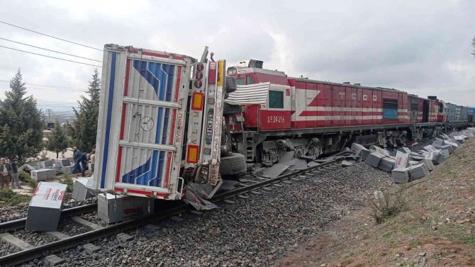 Elazığ’da Tren Tıra Çarptı, Sürücü Araçtan Atlayarak Canını Kurtardı