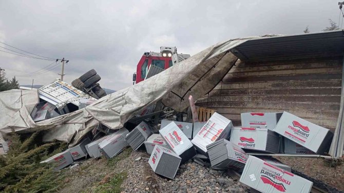 Elazığ’da Tren Tıra Çarptı, Sürücü Araçtan Atlayarak Canını Kurtardı