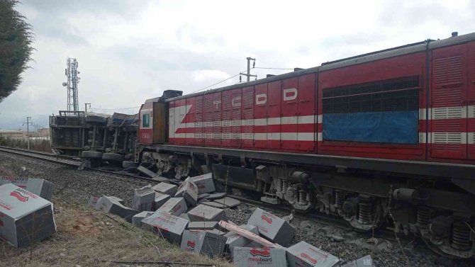 Elazığ’da Tren Tıra Çarptı, Sürücü Araçtan Atlayarak Canını Kurtardı