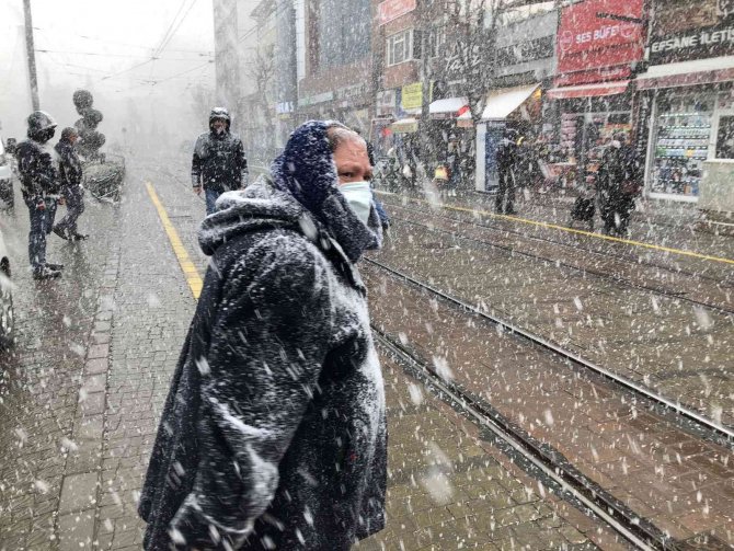 Eskişehir’de Şaşırtan Yoğun Kar Yağışı
