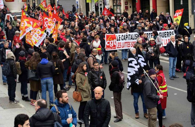 Fransa’da Emekliler Sokağa İndi