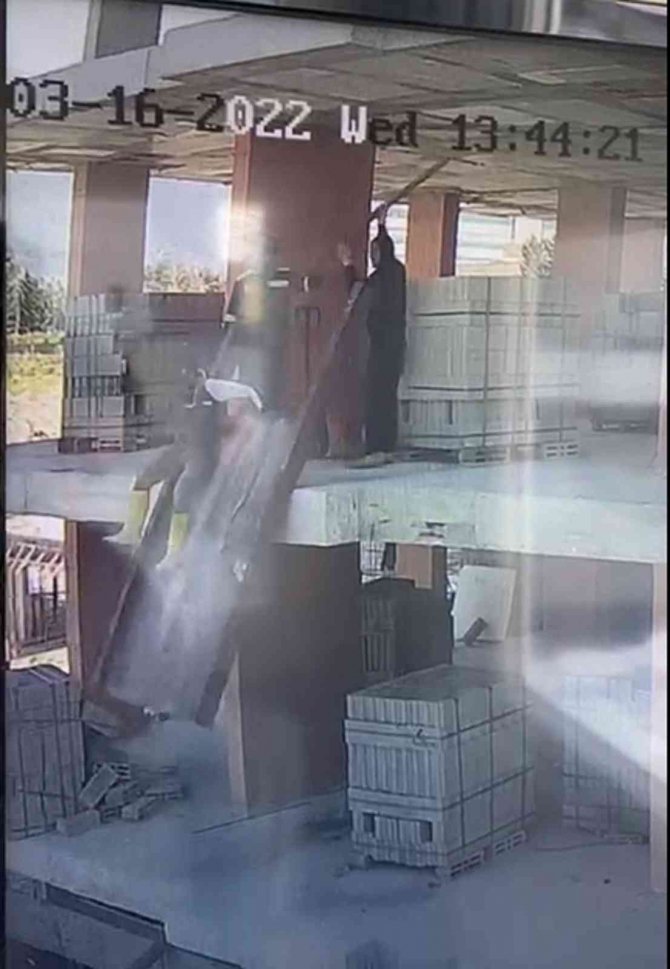 Dikkatsiz İşçi, İnşaatın İkinci Katından Bastığı Kalasla Birlikte Aşağı Düştü