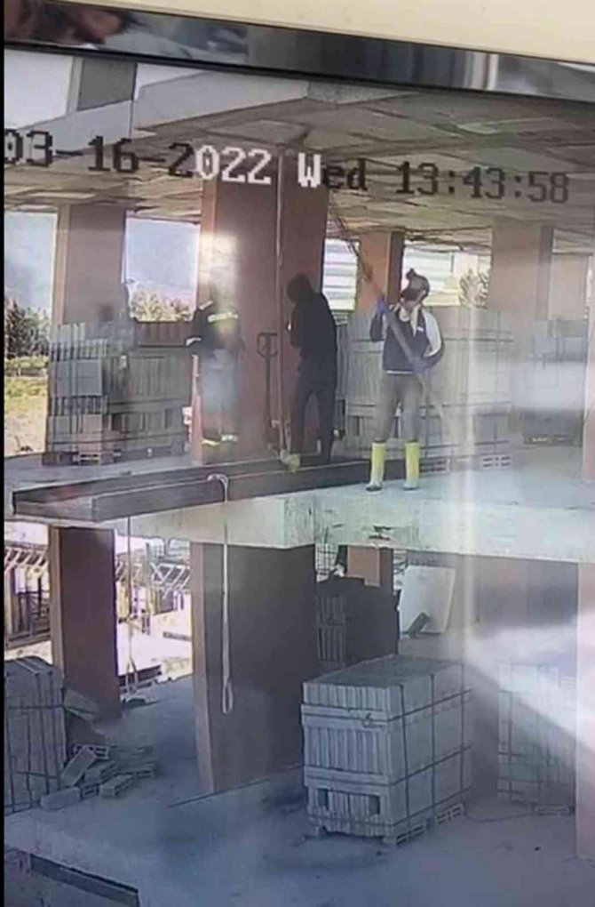Dikkatsiz İşçi, İnşaatın İkinci Katından Bastığı Kalasla Birlikte Aşağı Düştü