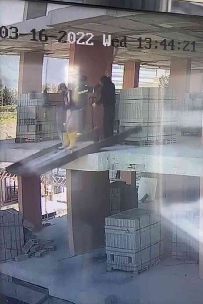 Dikkatsiz İşçi, İnşaatın İkinci Katından Bastığı Kalasla Birlikte Aşağı Düştü