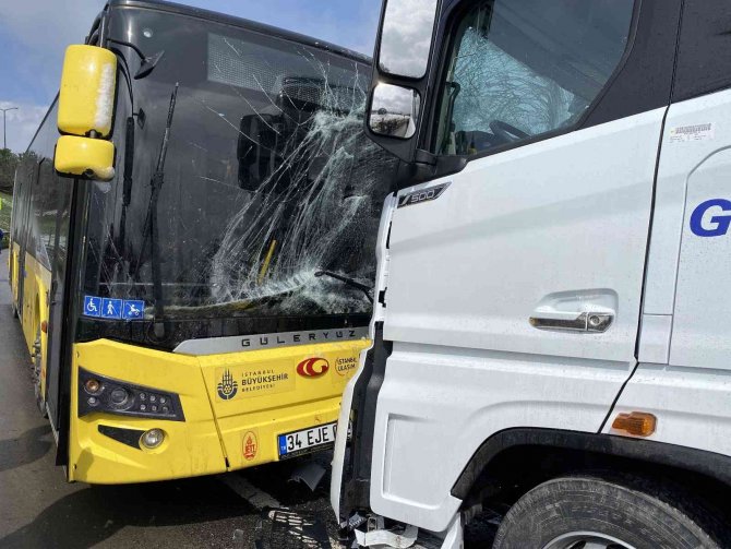 Sancaktepe’de Tır İle İ̇ett Otobüsü Kafa Kafaya Çarpıştı: 1 Yaralı