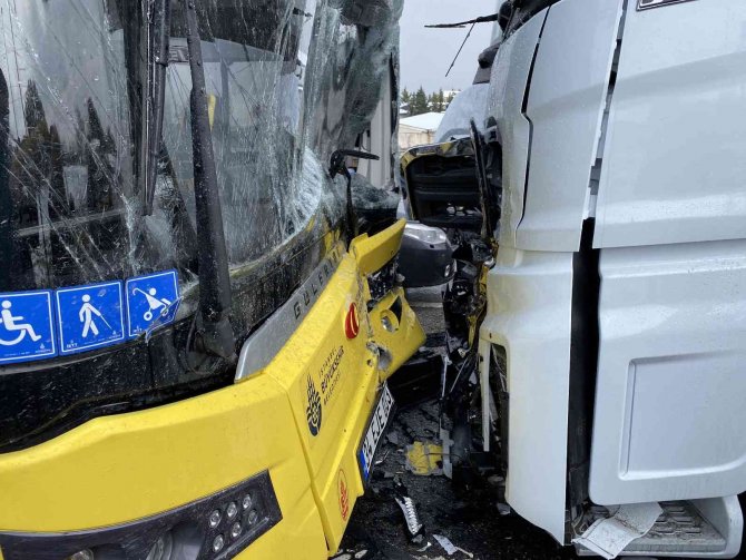 Sancaktepe’de Tır İle İ̇ett Otobüsü Kafa Kafaya Çarpıştı: 1 Yaralı