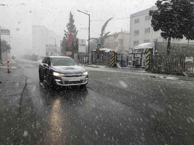 İ̇stanbul’da Kar Yağışı Etkili Oluyor