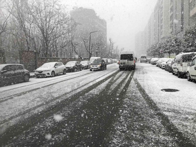 İ̇stanbul’da Kar Yağışı Etkili Oluyor
