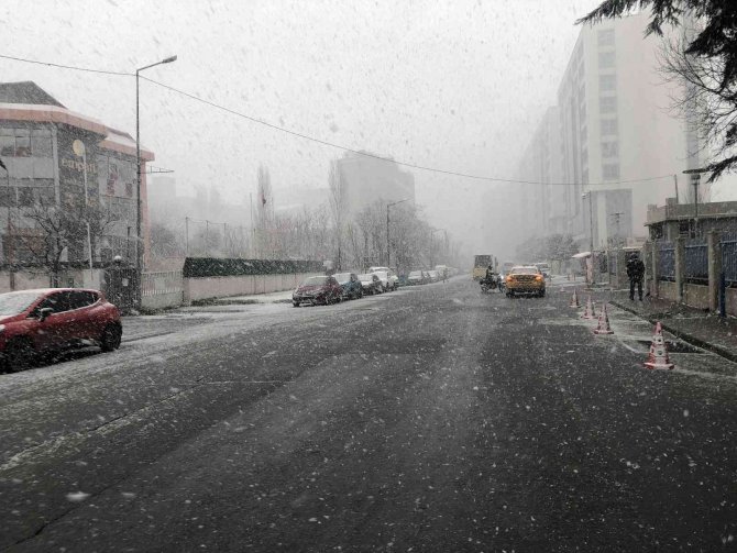 İ̇stanbul’da Kar Yağışı Etkili Oluyor