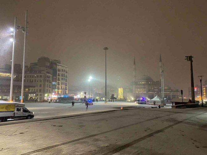 İ̇stiklal Caddesi Ve Taksim’de Kar Yağışı Etkili Oldu