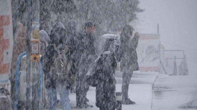 İ̇stanbullular Güne Kar Yağışı İle Uyandı