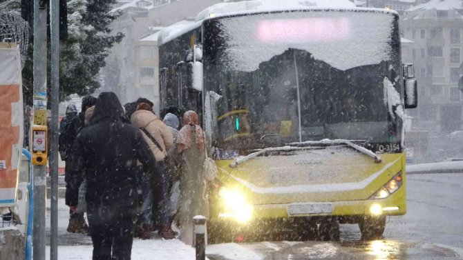 İ̇stanbullular Güne Kar Yağışı İle Uyandı