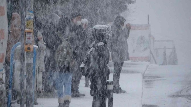 İ̇stanbullular Güne Kar Yağışı İle Uyandı