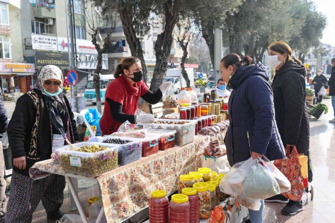 Buca’da Kadınlar Üretiyor, Tüketicinin Yüzü Gülüyor