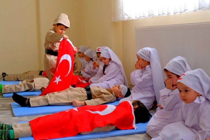 Minik Öğrencilerden Duygulandıran Çanakkale Zaferi Canlandırması
