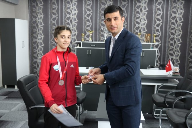 Kaymakam Güneş, Güreşte Türkiye 3. Olan Aleyna’ya Altın Ödülü Verdi