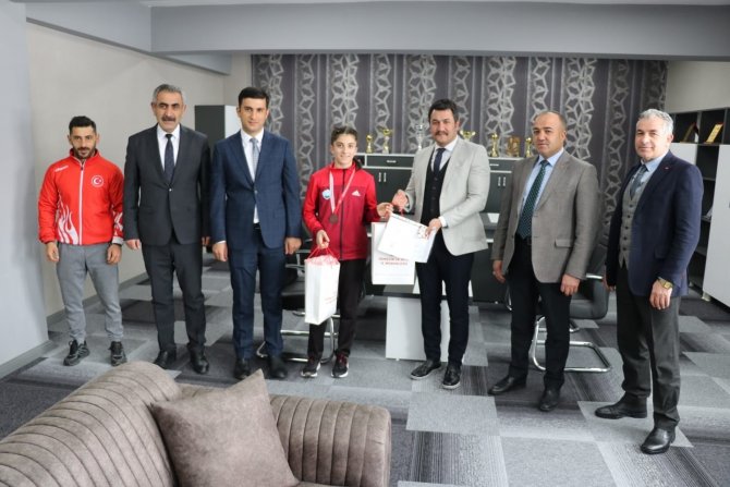 Kaymakam Güneş, Güreşte Türkiye 3. Olan Aleyna’ya Altın Ödülü Verdi