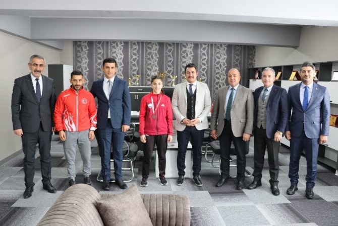 Kaymakam Güneş, Güreşte Türkiye 3. Olan Aleyna’ya Altın Ödülü Verdi