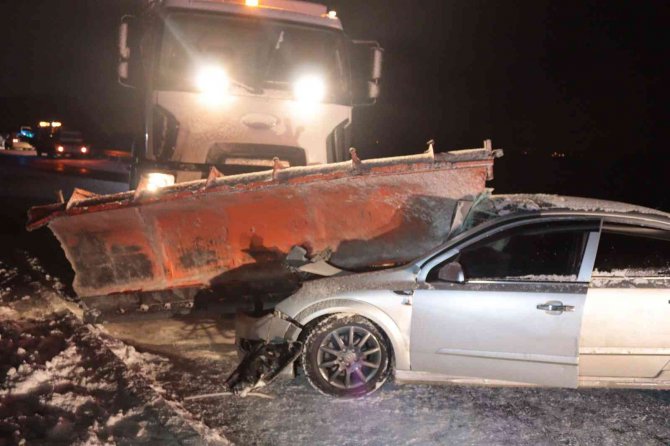 Otomobil Kar Küreme Aracının Bıçağına Ok Gibi Saplandı: 2 Yaralı