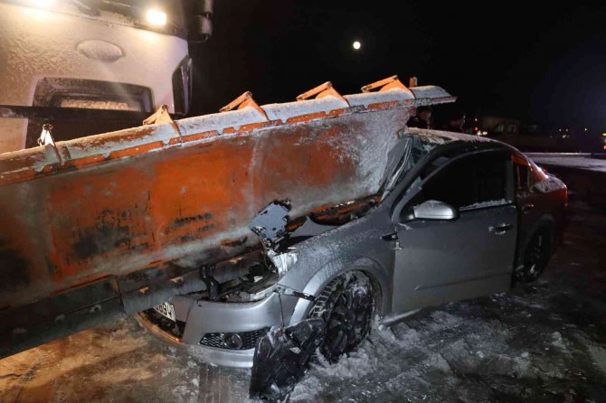 Otomobil Kar Küreme Aracının Bıçağına Ok Gibi Saplandı: 2 Yaralı