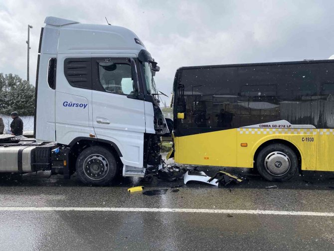 Sancaktepe’de Tır İle İ̇ett Otobüsü Kafa Kafaya Çarpıştı: 1 Yaralı
