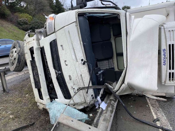 Ümraniye’de Kamyonet Bariyerlere Girerek Karşı Şeride Geçti: 1 Yaralı