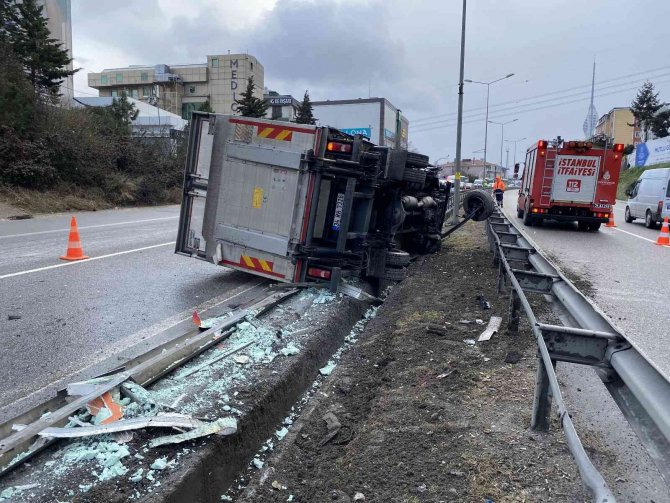 Ümraniye’de Kamyonet Bariyerlere Girerek Karşı Şeride Geçti: 1 Yaralı