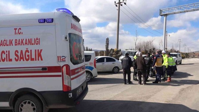 Otomobil Kırmızı Işıkta Bekleyen Araca Çarptı: 2’si Çocuk 4 Yaralı