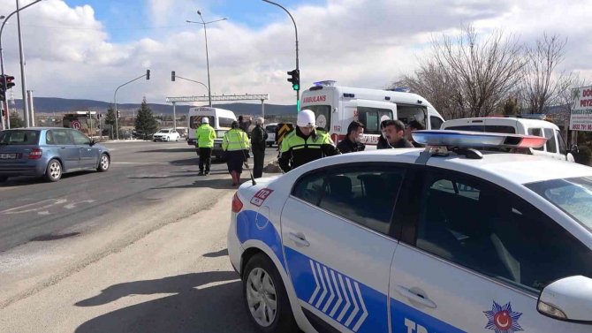 Otomobil Kırmızı Işıkta Bekleyen Araca Çarptı: 2’si Çocuk 4 Yaralı