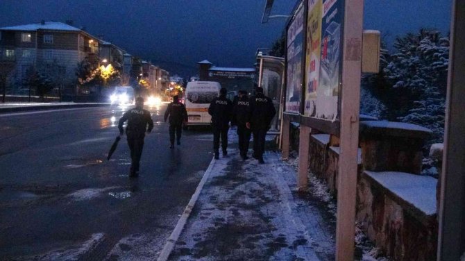Kocaeli’de Ağaca Asılı Halde Erkek Cesedi Bulundu