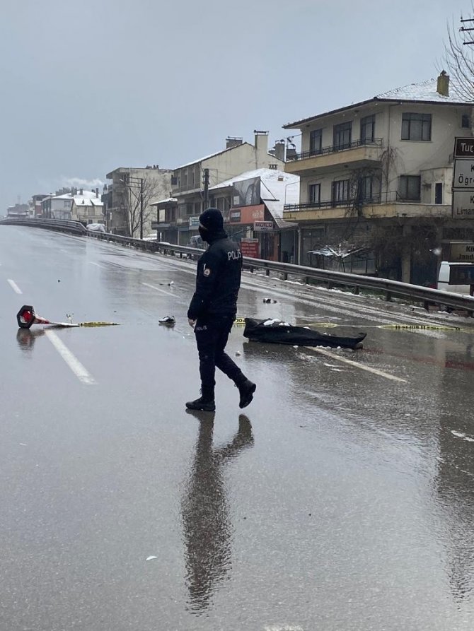 Yolun Karşısına Geçmeye Çalışırken Tırın Altında Can Verdi