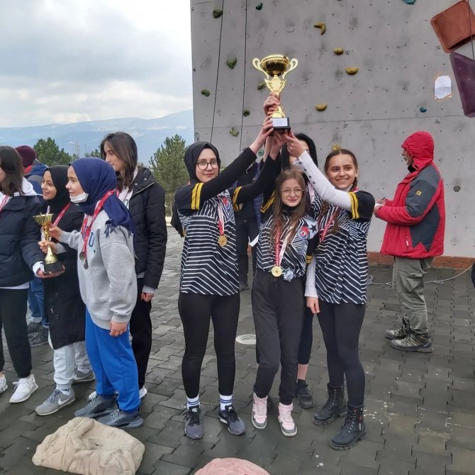 Köprüören Tek Termik Ortaokulu Spor Tırmanışı Dalı’nda 5 Kupa Kazandı