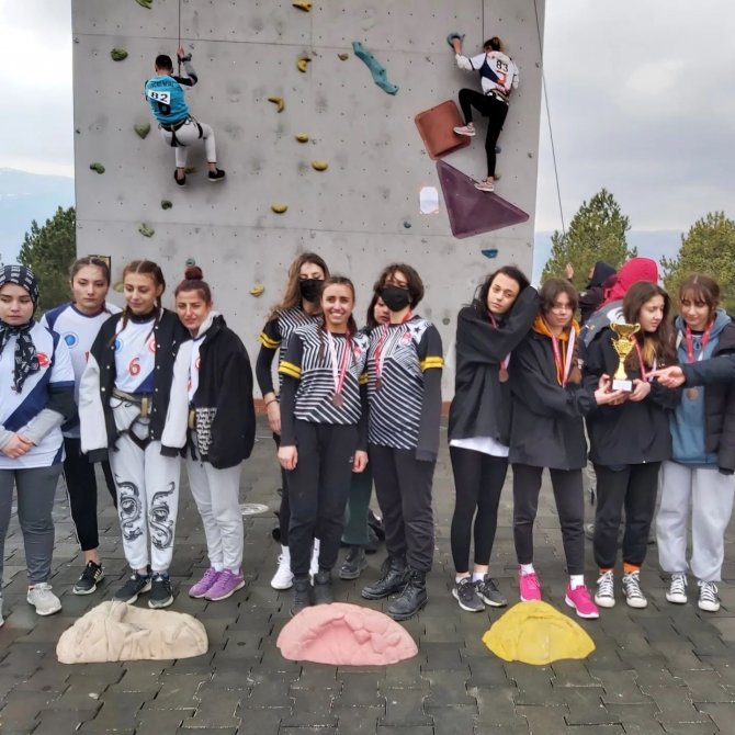 Köprüören Tek Termik Ortaokulu Spor Tırmanışı Dalı’nda 5 Kupa Kazandı