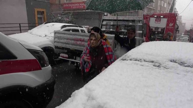 Maltepe’de Yangın Çıkan Evde Mahsur Kalan 2 Kişi Kurtarıldı