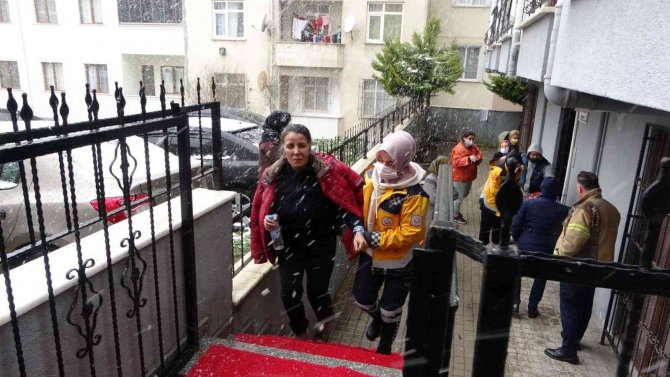 Maltepe’de Yangın Çıkan Evde Mahsur Kalan 2 Kişi Kurtarıldı