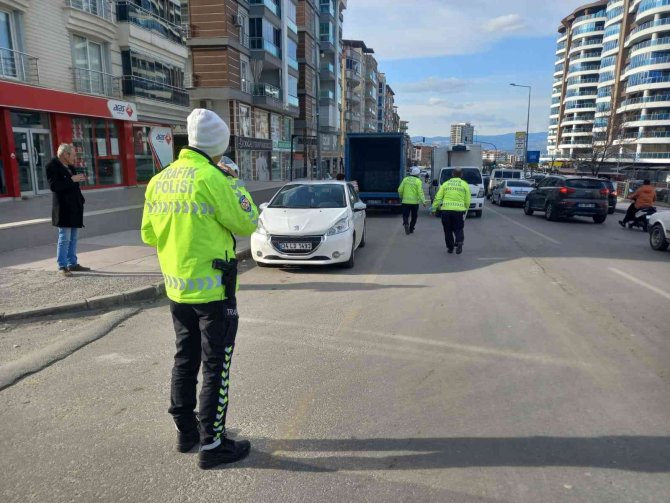 Manisa’da Feci Kaza: Otomobilin Çarptığı Çocuk Metrelerce Sürüklendi
