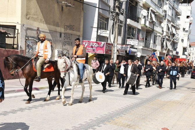 Menemen’de Folklorik Deve Gösterisi Heyecanı