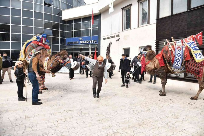 Menemen’de Folklorik Deve Gösterisi Heyecanı