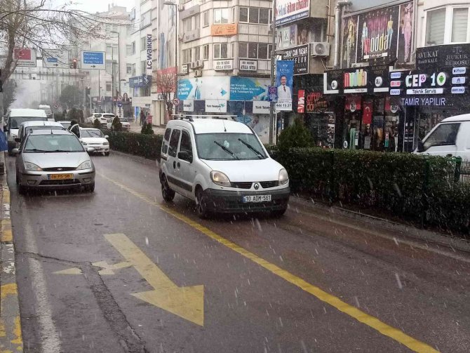 Bandırma Güne Karla Uyandı