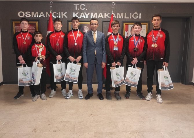 Kaymakam Akpay, Şampiyon Sporcuları Tebrik Etti
