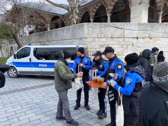 Polisler, Çanakkale Savaşı Anısına Üsküdar’da Vatandaşa Hoşaf Ve Ekmek Dağıttı