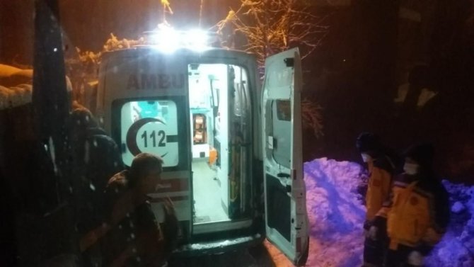 Hasta Kar Nedeniyle Ambulansa Kadar İş Makinesi İle Taşındı