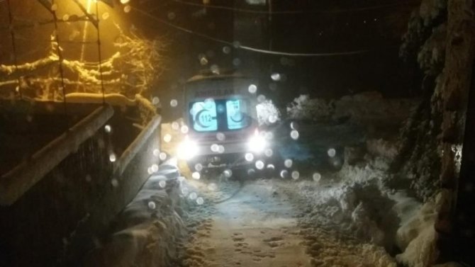Hasta Kar Nedeniyle Ambulansa Kadar İş Makinesi İle Taşındı