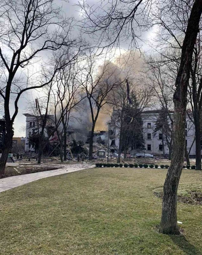 Mariupol’de Vurulan Tiyatro Binasından 130 Kişi Kurtarıldı