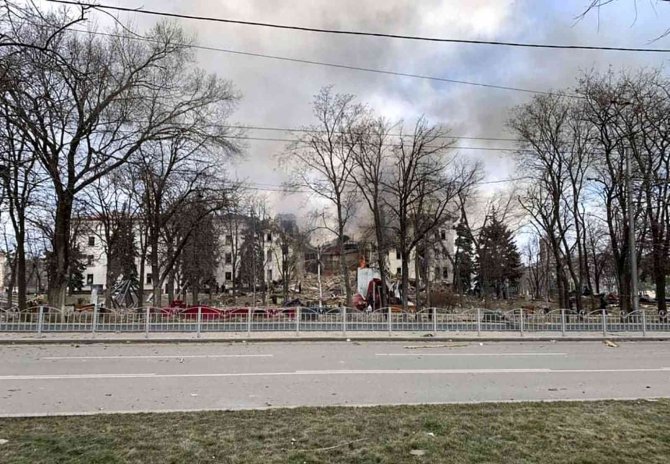 Mariupol’de Vurulan Tiyatro Binasından 130 Kişi Kurtarıldı