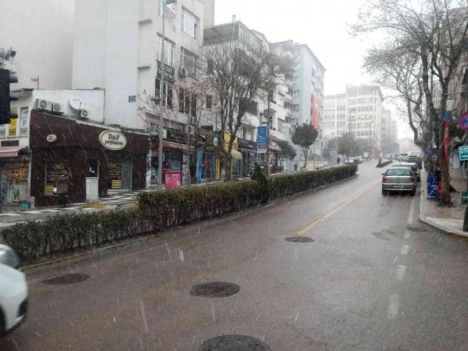 Bandırma Güne Karla Uyandı