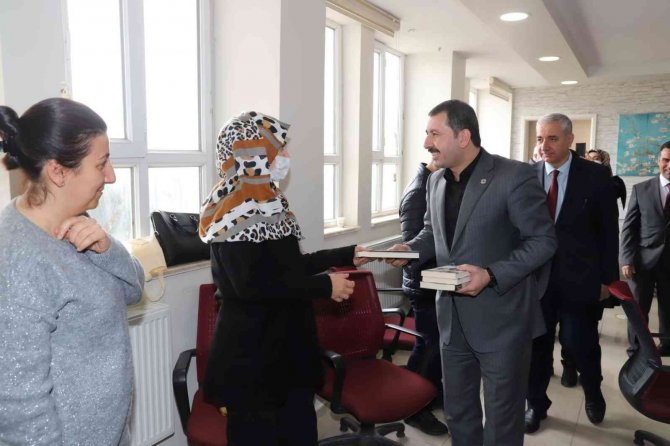 Şanlıurfa’da Öğrencilere Çanakkale Kitabı Hediye Edildi