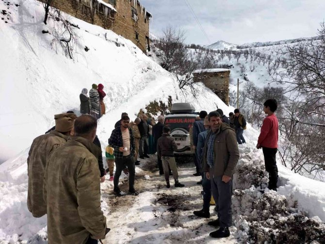 Siirt’te Kar Ve Tipi Nedeniyle 80 Yaşındaki Hasta 4 Saat Sonra Hastaneye Ulaştırıldı