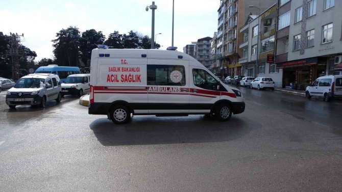 Sinop’ta Otomobille Çarpışan Motosiklet Sürücüsü Yaralandı